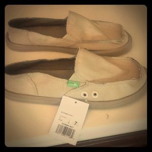 New, never worn Sanuk women’s Donna Daily. Size 7